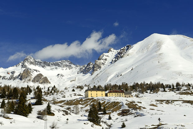 СКИЈАЛИШТА У АЛПИМА ОДСЕЧЕНА ОД СВЕТА: Заробљено 10.000 туриста
